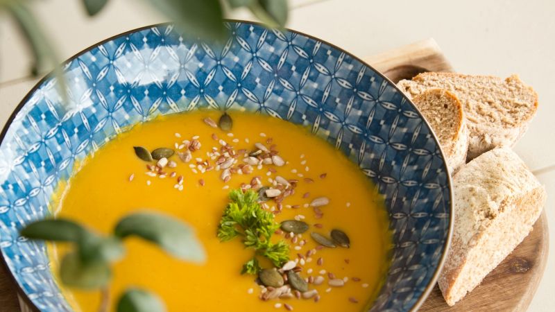Zelfgemaakte pompoensoep is een voorbeeld van duurzame en gezonde herfstmaaltijd