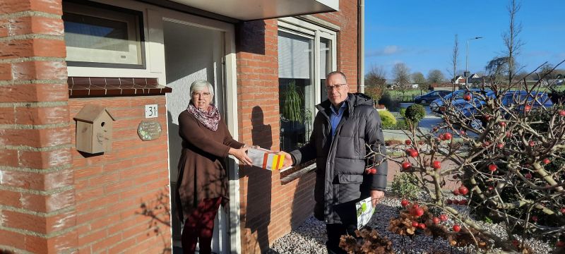 Wethouder Aart Slob helpt mee met het uitdelen van de led-lampen